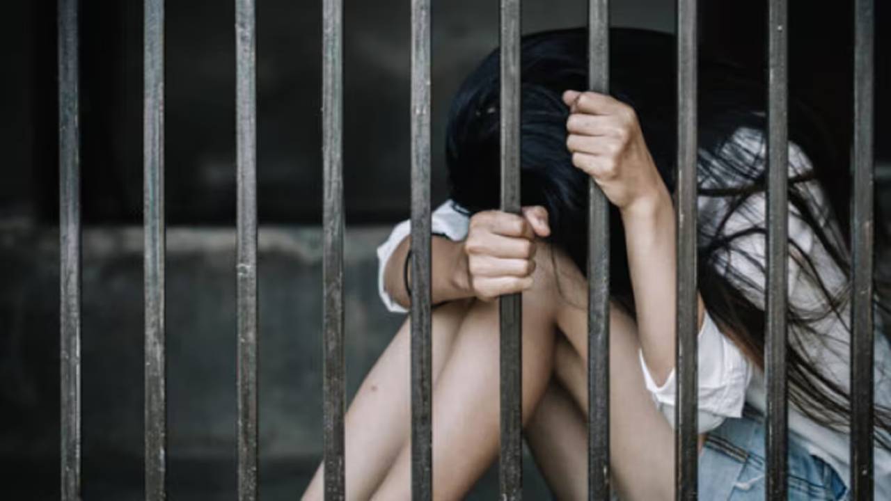 China : దొంగను ప్రేమించిన అమ్మాయి.. బుద్ధి చూపించుకున్న ప్రియుడు..రూ.11లక్షలతో పరార్