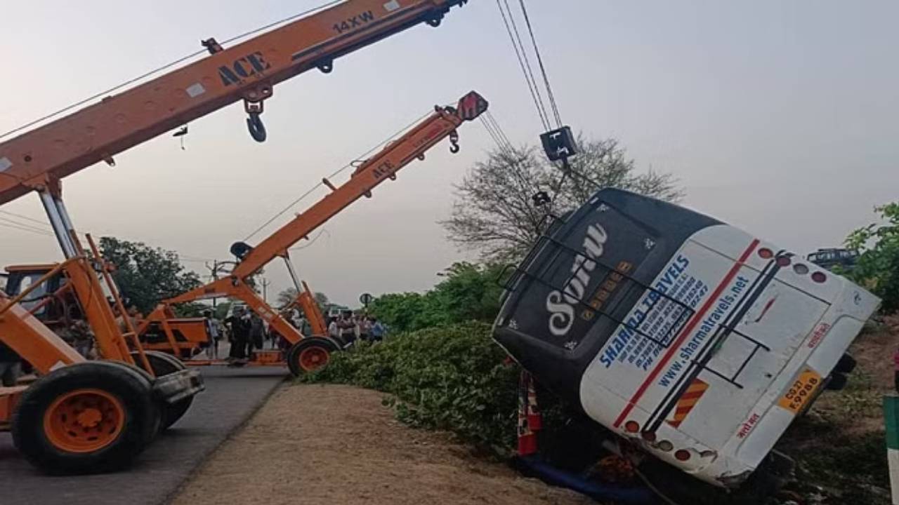 Road Accident :  ఘోర ప్రమాదం.. భక్తులతో నిండిన బస్సు బోల్తా.. ఇద్దరు మృతి.. 35 మందికి గాయాలు