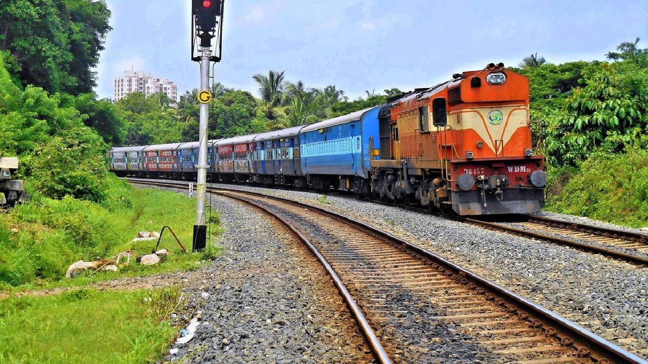 Reels On Railway Track: రైల్వే ట్రాక్‌పై రీల్స్.. ట్రైన్ ఢీకొని ఇద్దరు యువకుల మృతి..