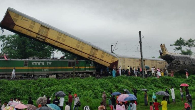 Train Accident : బెంగాల్‌లో ఘోర రైలు ప్రమాదం.. నలుగురు మృతి.. 200 మందికి గాయాలు