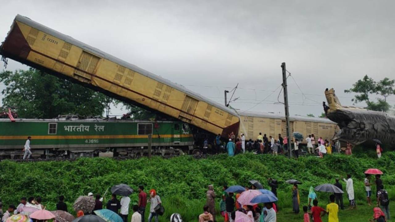 Train Accident : బెంగాల్‌లో ఘోర రైలు ప్రమాదం.. నలుగురు మృతి.. 200 మందికి గాయాలు