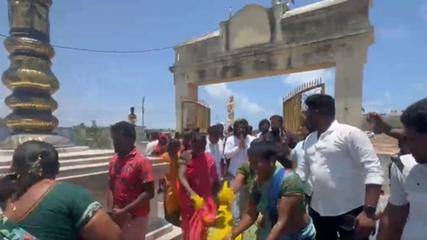 Nikhil: మూసేసిన ఆలయాన్ని తెరిపించిన హీరో నిఖిల్.. పూల వర్షంతో ఘనంగా..