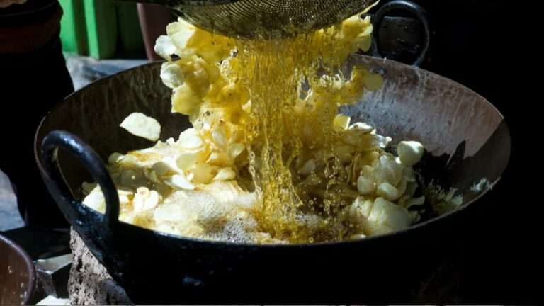 Used Cooking Oil: ఒకసారి వాడిన నూనెను మళ్లీ ఆహారంలోకి ఉపయోగిస్తున్నారా.. జాగ్రత్త..!