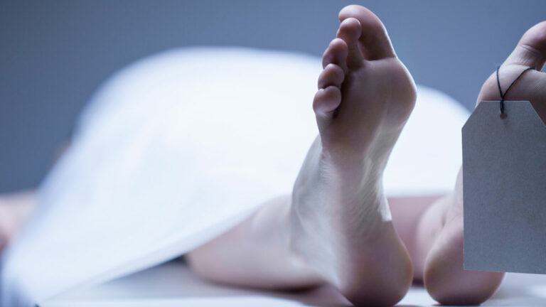 Post Mortem: పోస్ట్⁭మార్టంలో డెడ్ బాడీ మీదున్న నగలు మాయం చేస్తున్న సిబ్బంది..