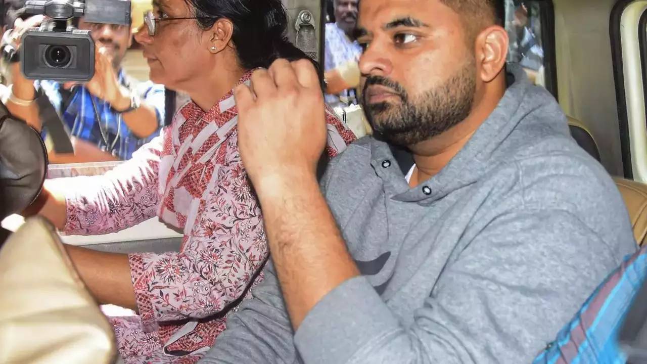 Prajwal Revanna: సె*క్స్ వీడియోలు షూట్ చేసిన ప్రజ్వల్ రేవణ్ణ ఫోన్ కోసం సిట్ దర్యాప్తు..