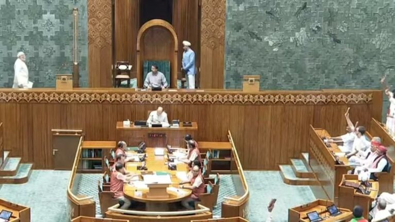 Parliament Session: లోక్‌సభలో ముందు వరుసలో కూర్చున్న రాహుల్ గాంధీ.. ఆయనతో పాటు