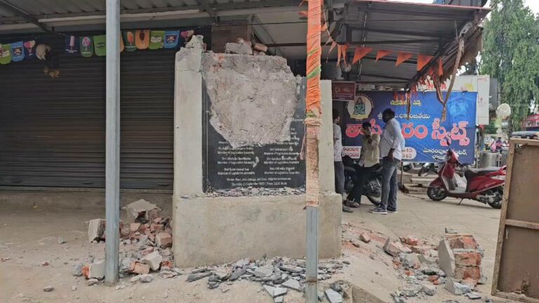 Rajahmundry: టీడీపీ శ్రేణులు ధ్వంసం చేసిన శిలాఫలకాన్ని పరిశీలించిన మాజీ ఎంపీ భరత్‌రామ్‌