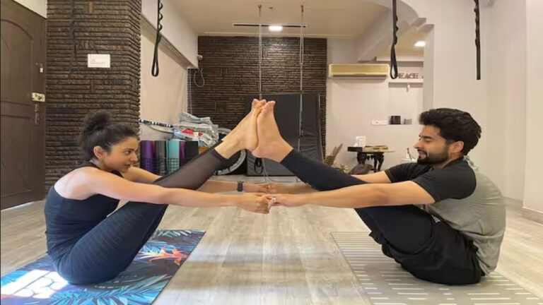 Rakul Preet Singh: రకుల్ ప్రీత్ సింగ్ భర్తతో కలిసి యోగాసనాలు.. పిక్స్ వైరల్..