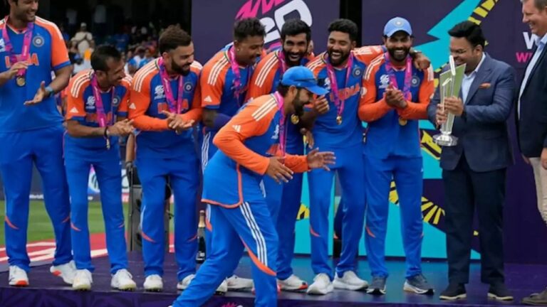 Rohit Sharma Robo Walk: రోబోలా నడుచుకుంటూ వచ్చి.. ప్రపంచకప్‌ ట్రోఫీని అందుకున్న రోహిత్‌ శర్మ!