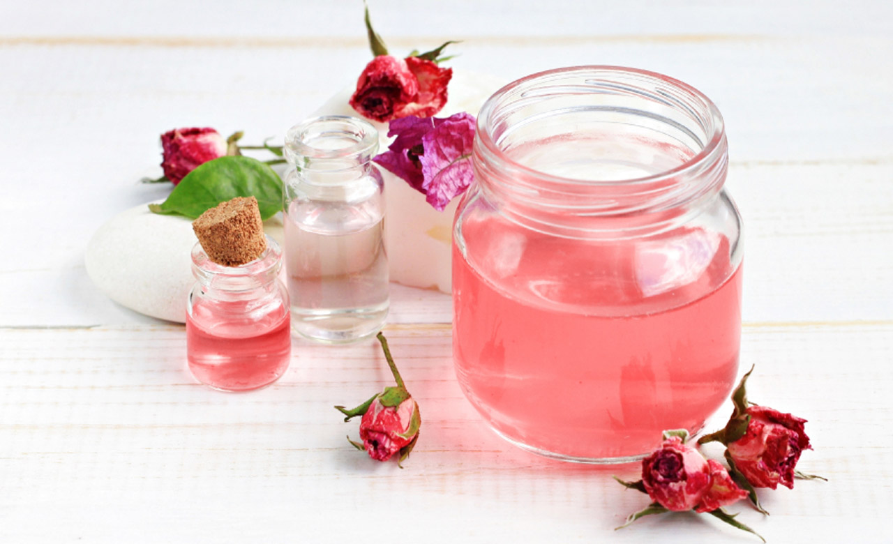 Rose Water: రోజ్ వాటర్ ఉపయోగించడం వల్ల కలిగే ప్రయోజనాలేంటంటే…