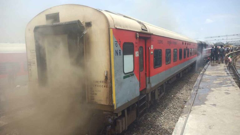 Secunderabad: సికింద్రాబాద్‌ మెట్టుగూడ వద్ద రెండు బోగీల్లో మంటలు..