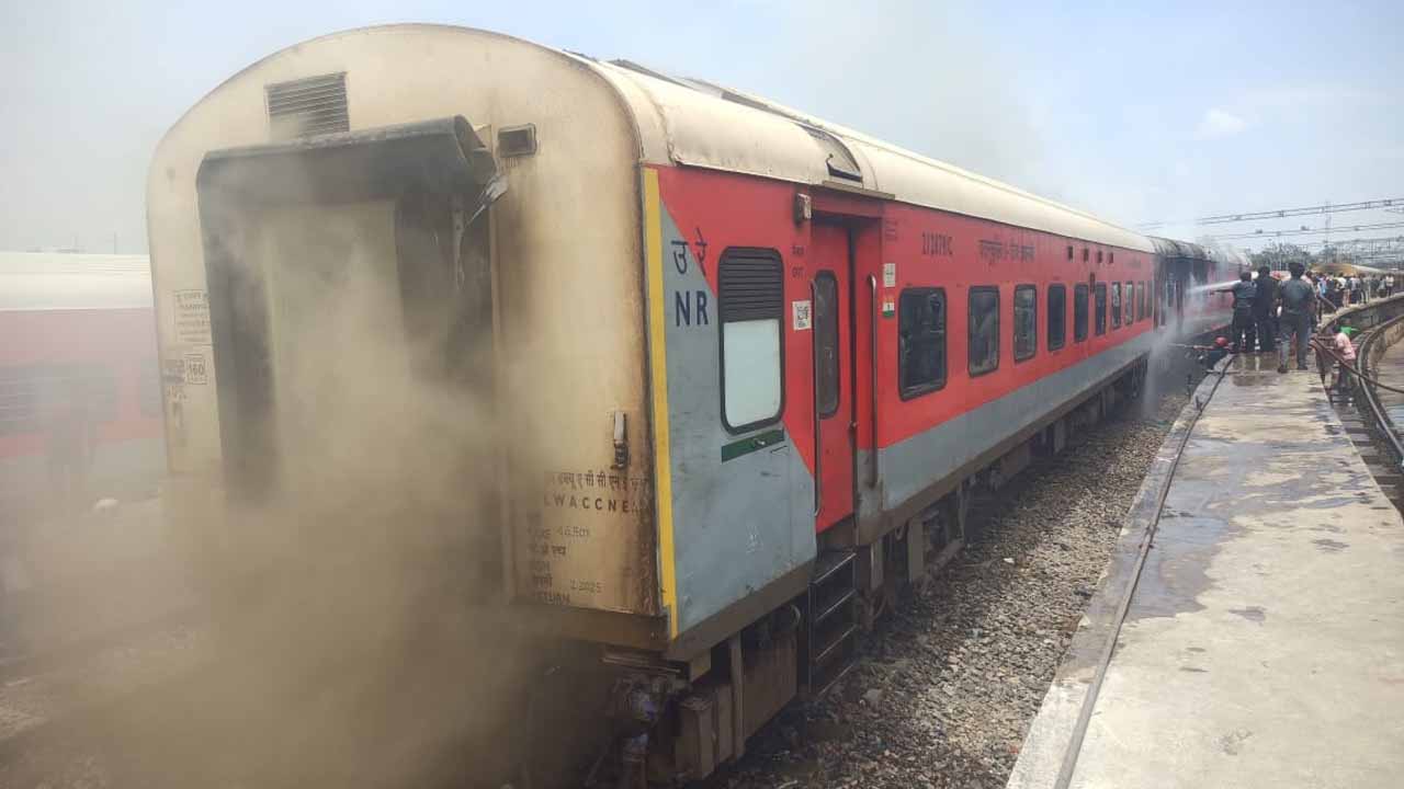 Secunderabad: సికింద్రాబాద్‌ మెట్టుగూడ వద్ద రెండు బోగీల్లో మంటలు..