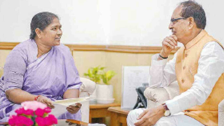 Seethakka: కేంద్ర పంచాయతీరాజ్ శాఖ మంత్రిని కలిసిన మంత్రి సీతక్క..