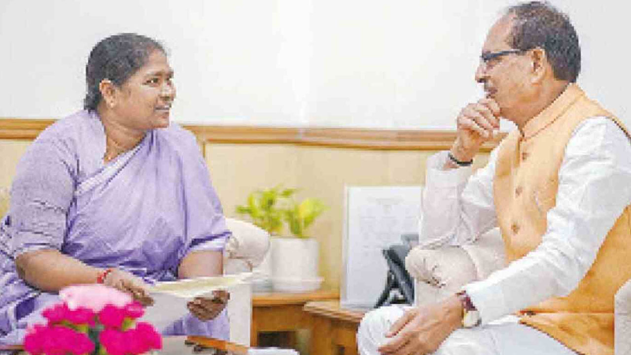 Seethakka: కేంద్ర పంచాయతీరాజ్ శాఖ మంత్రిని కలిసిన మంత్రి సీతక్క..