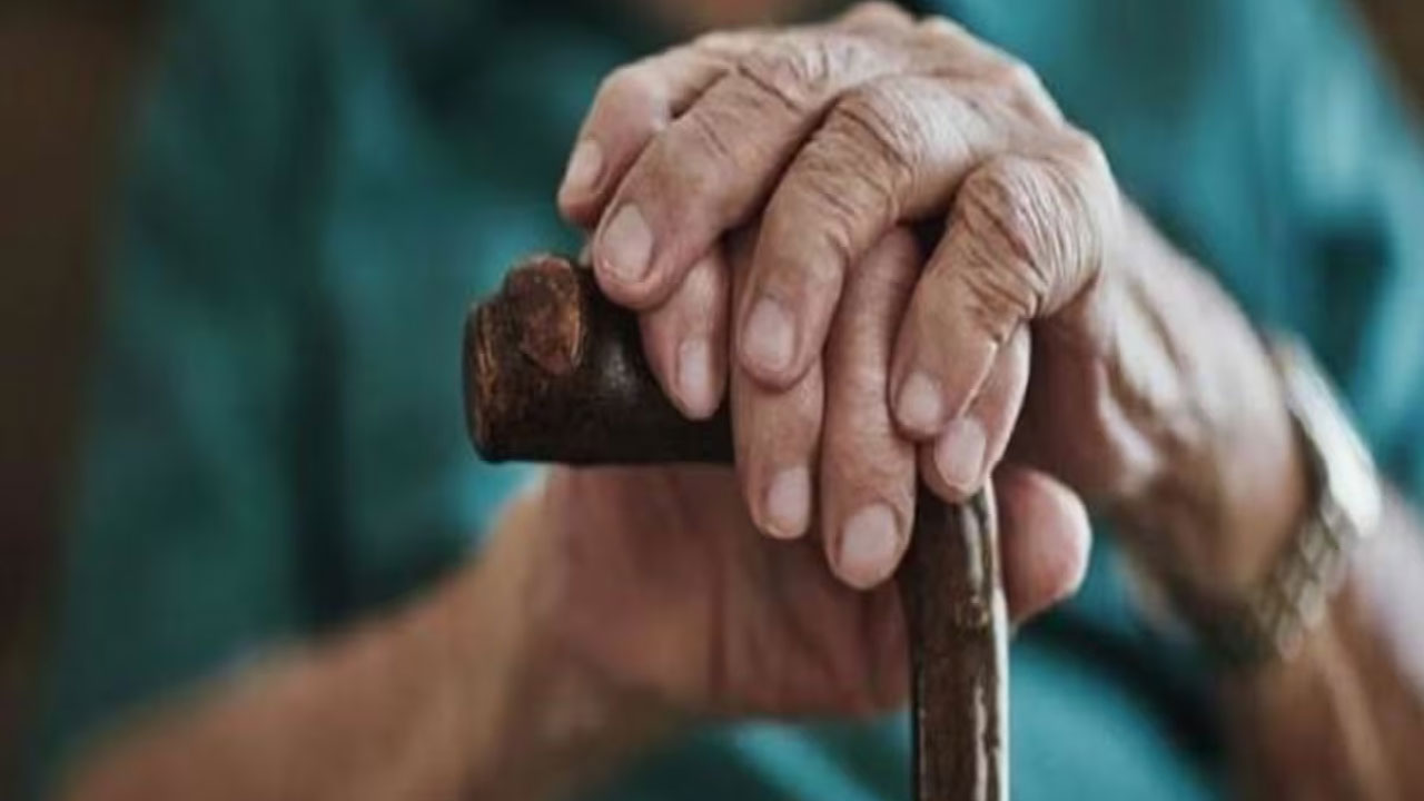 Ayushman Yojana: వృద్ధులకు శుభవార్త.. 70 ఏళ్లు పైబడిన ప్రతి ఒక్కరికి ఆయుష్మాన్ యోజన కింద చికిత్స