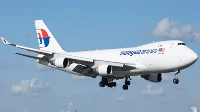 Plane Crash: విమానానికి తప్పిన ప్రమాదం.. ఇంజిన్ లో మంటలు..