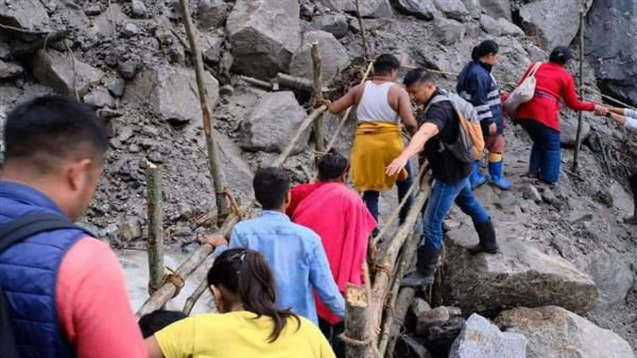 Sikkim Tourists: సిక్కింలో చిక్కుకుపోయిన 500 మందికి పైగా పర్యటకులు సేఫ్..