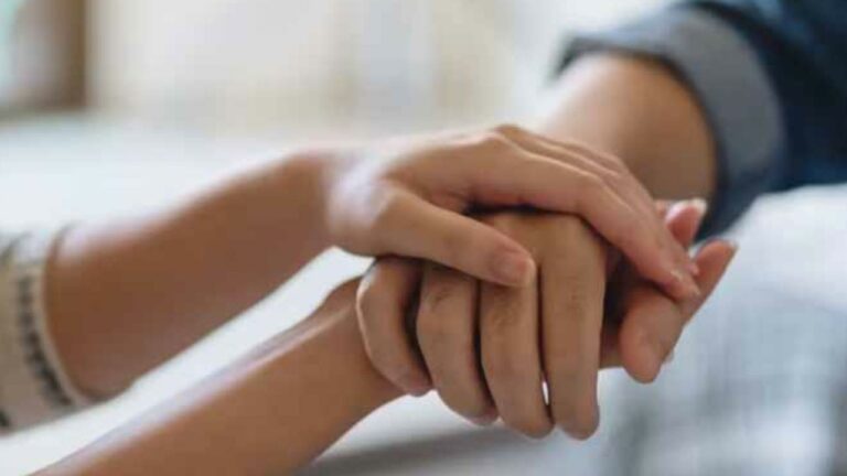 Suicide: ఏం కష్టమచ్చిందో.. ఢిల్లీలో వేర్వేరు చోట్ల దంపతుల ఆత్మహత్య