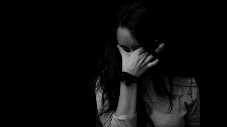 College Student: ప్రేమికుడి మోసం.. ఫ్లైఓవర్‌పై నుండి దూకి యువతి ఆత్మహత్యాయత్నం!