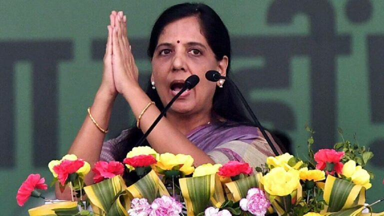 Sunita Kejriwal: నా భర్తను కేంద్రం టెర్రరిస్టులా చూస్తోంది.. బెయిల్ వాయిదాపై కేజ్రీవాల్ భార్య..