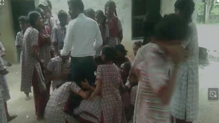 Suryapet: బదిలీపై వెళ్తున్న ఉపాధ్యాయుడు.. వెళ్లొద్దంటూ ఏడ్చిన విద్యార్థులు