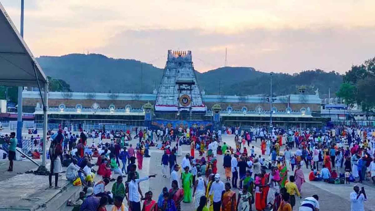 Tirumala: తిరుమలలో భక్తుల రద్దీ.. దర్శనానికి ఎంత సమయం పడుతుందంటే..?