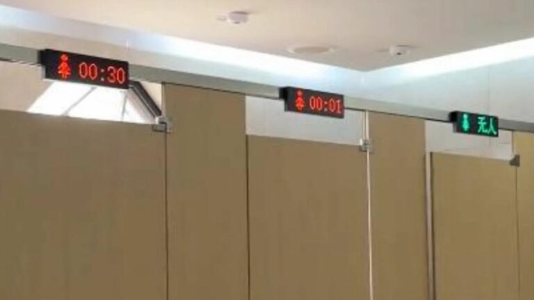 Public Toilet: ఇదేంటి భయ్యా.. పబ్లిక్ టాయిలెట్ బయట టైమర్స్.. అసలేమీ జరుగుతుంది..