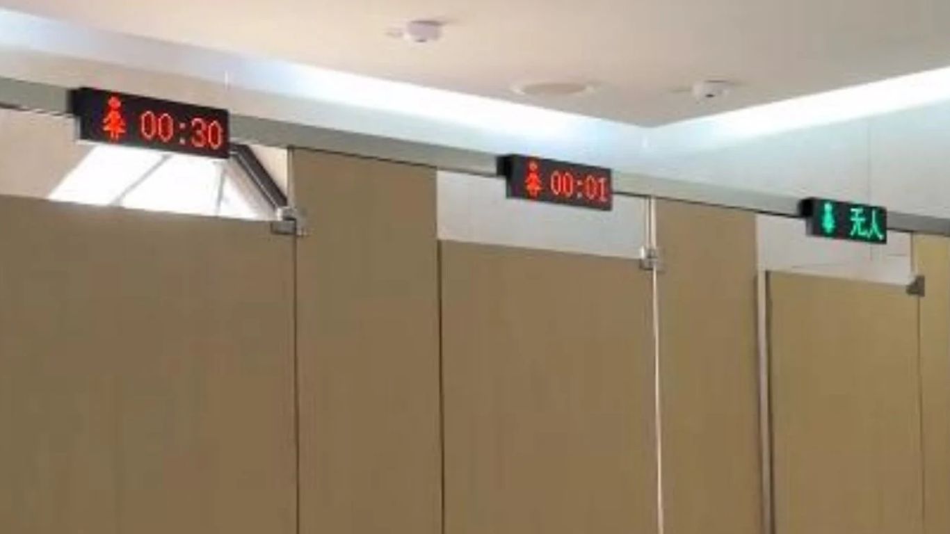 Public Toilet: ఇదేంటి భయ్యా.. పబ్లిక్ టాయిలెట్ బయట టైమర్స్.. అసలేమీ జరుగుతుంది..