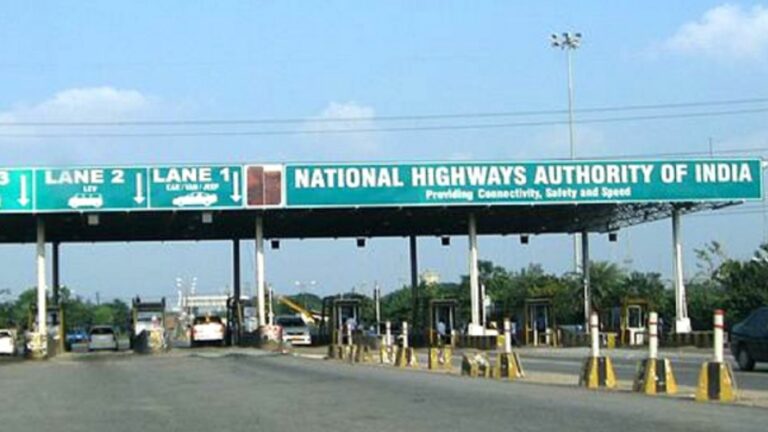 NHAI: నేటి అర్ధరాత్రి నుండి బాదుడే.. టోల్‌ ఛార్జిలను 5% పెంపు..