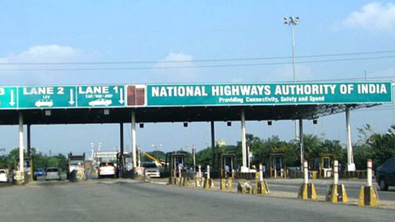 NHAI: నేటి అర్ధరాత్రి నుండి బాదుడే.. టోల్‌ ఛార్జిలను 5% పెంపు..