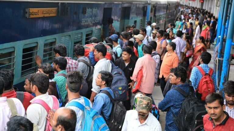 Railway Helpline Number: రైలు ప్రయాణికులకు ఈ నెంబర్ ముఖ్యం.. సేవ్ చేసుకోండి