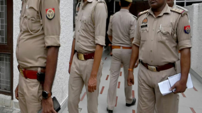 UP: సాక్షిగా వచ్చిన వ్యక్తి పోలీస్ స్టేషన్⁭లో మృతి.. ఇద్దరు పోలీసులు సస్పెండ్