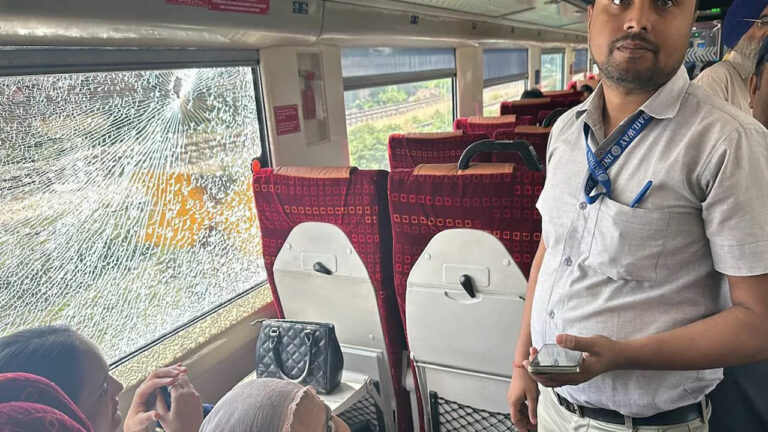 Vande Bharat Train: పంజాబ్‌లో వందే భారత్‌ రైలుపై రాళ్ల దాడి.. కిటకీలు ధ్వంసం