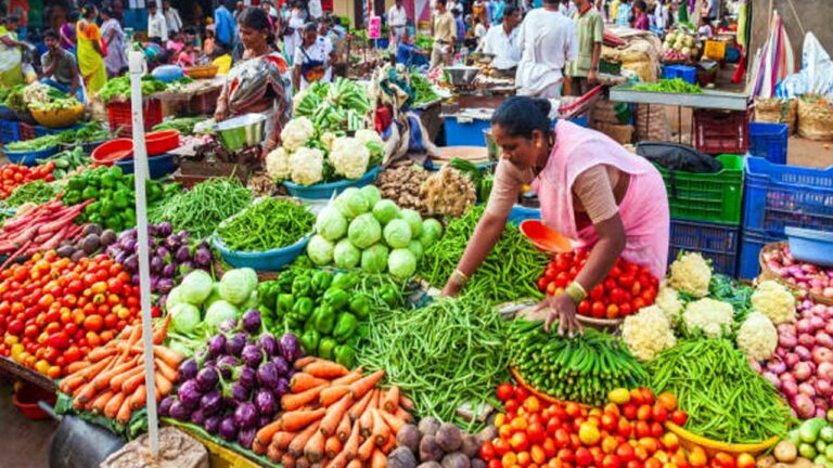 Vegetables- Fruits Price: సామాన్యులను బెంబేలెత్తిస్తున్న పండ్లు, కూరగాయల ధరలు..