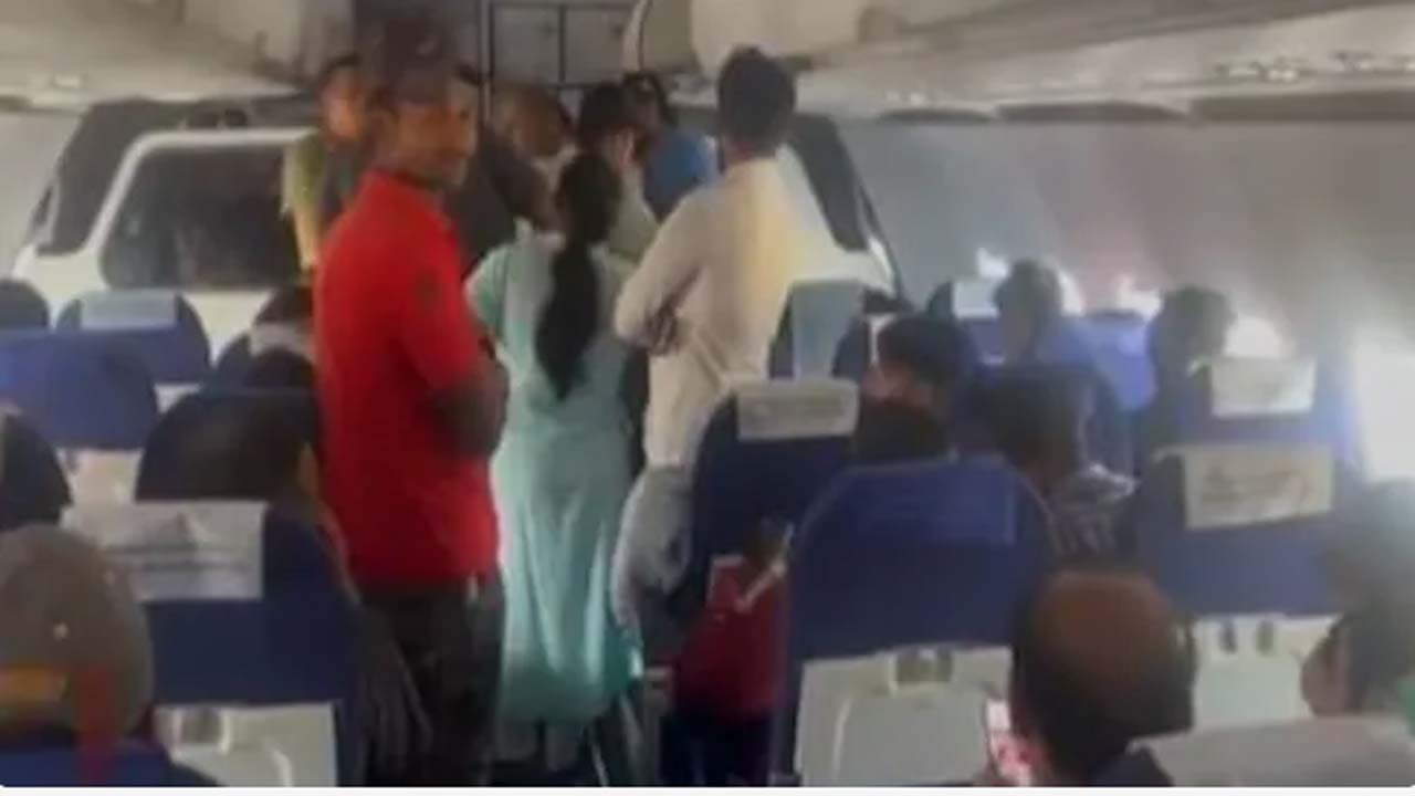 Indigo flight: విమానం 2 గంటలు ఆలస్యం.. ఏసీ పనిచేయక అల్లాడిపోయని ప్రయాణికులు