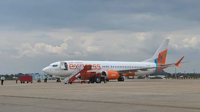 Mumbai Airport: ఫ్లైట్ డోర్ తెరిచేందుకు యత్నం.. కేరళ వ్యక్తి అరెస్ట్