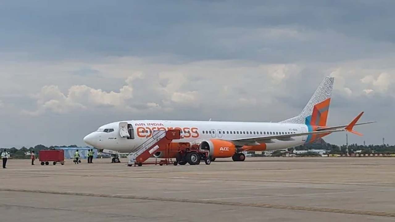 Mumbai Airport: ఫ్లైట్ డోర్ తెరిచేందుకు యత్నం.. కేరళ వ్యక్తి అరెస్ట్