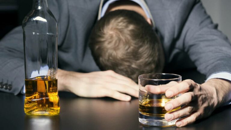 Alcohol: రోజుకు రెండు పెగ్గుల మద్యం తాగితే మంచిదేనా? వైద్యులు ఏమంటున్నారు..?