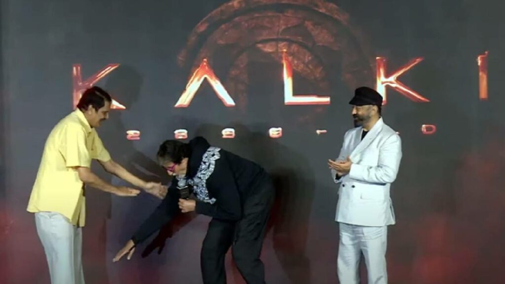 Amitab Bachan Tries To Touch Aswini Dutt Feet