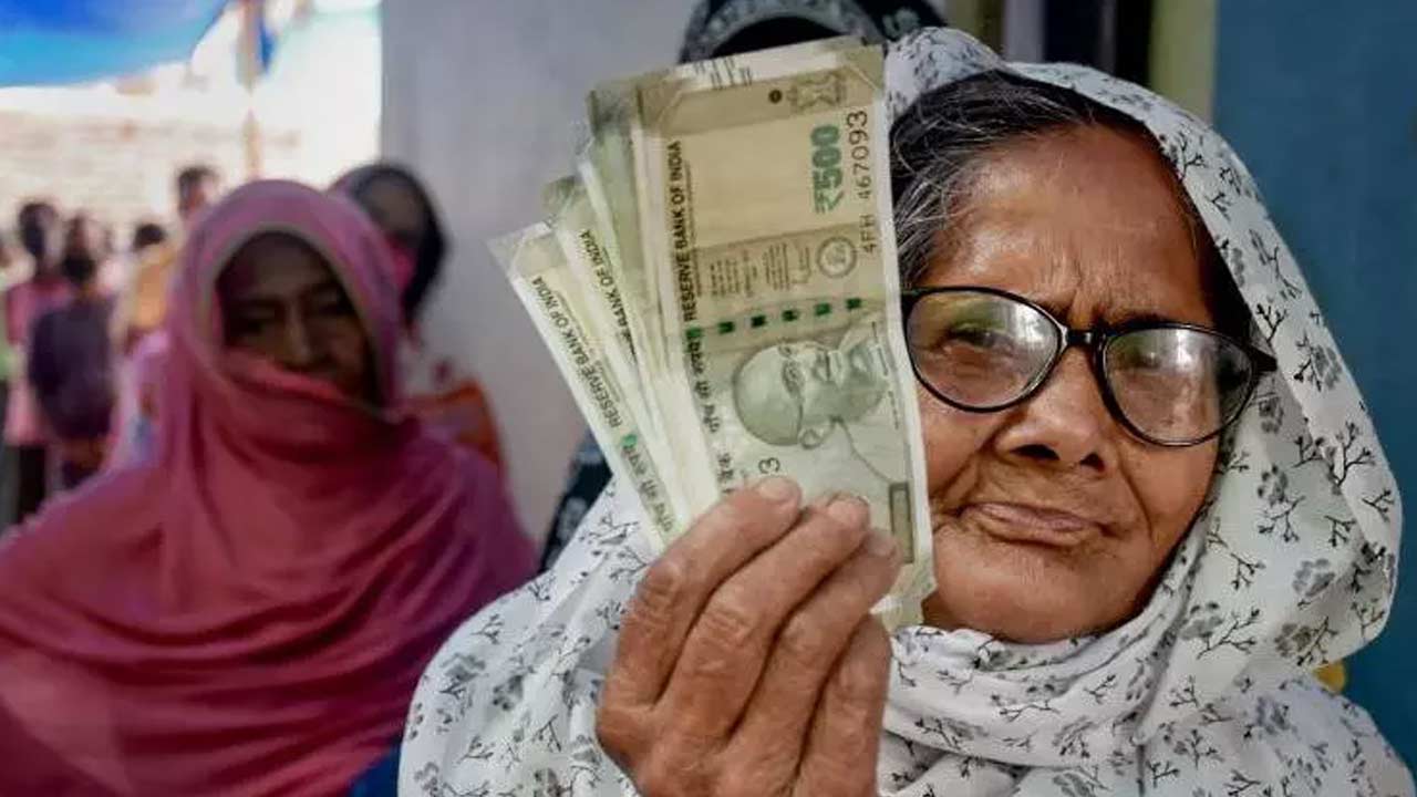 AP Pensioners : నేడు పెన్షన్ పంపిణీ.. వారికి ఇంటికి వద్దకే