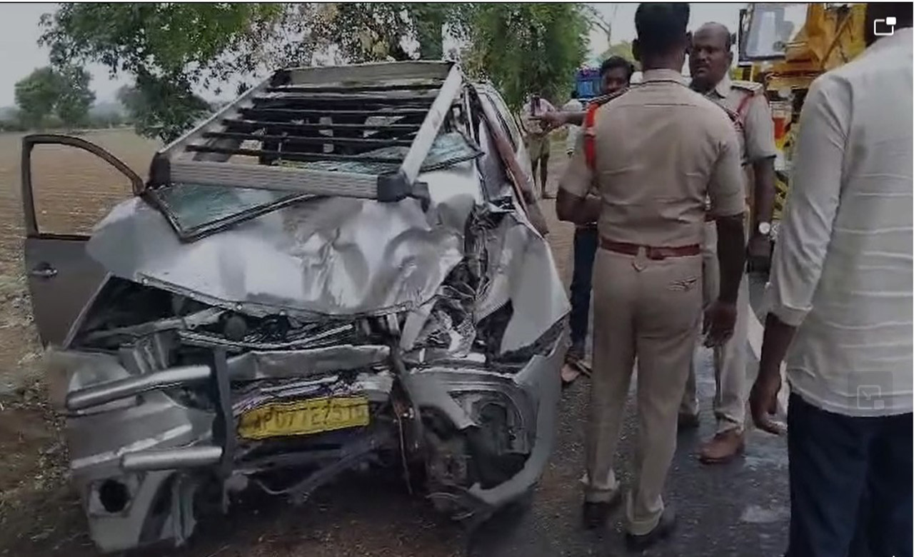 Road Accident : పల్నాడు జిల్లాలో ఘోర రోడ్డు ప్రమాదం.. డ్రైవర్తో పాటు మరో ఇద్దరు మృతి