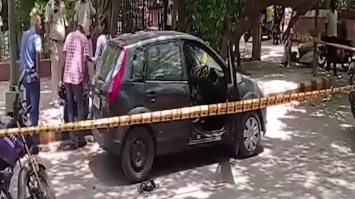 Parking Car: పార్క్ చేసిన కారులో డెడ్ బాడీ..