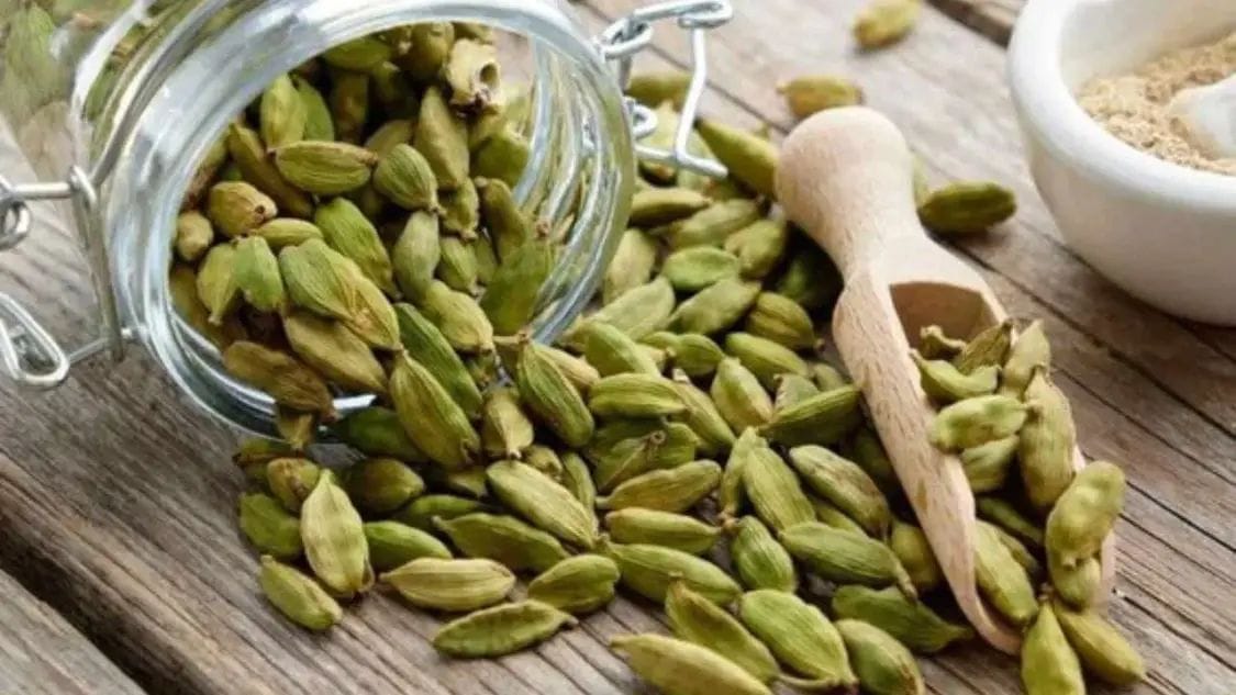 Health Tips యాలకుల నీటిని తాగడం వల్ల ఏం అవుతుందో తెలుసా?