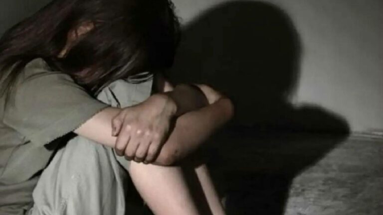 Karnataka: దుష్టశక్తులు ఉన్నాయంటూ మైనర్ బాలికపై మతగురువు అత్యాచారం..