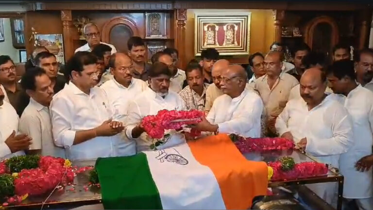 D. Srinivas : డీఎస్ పార్థీవదేహం వద్ద నివాళులు అర్పించిన డిప్యూటీ సీఎం భట్టి, మంత్రి శ్రీధర్‌ బాబు