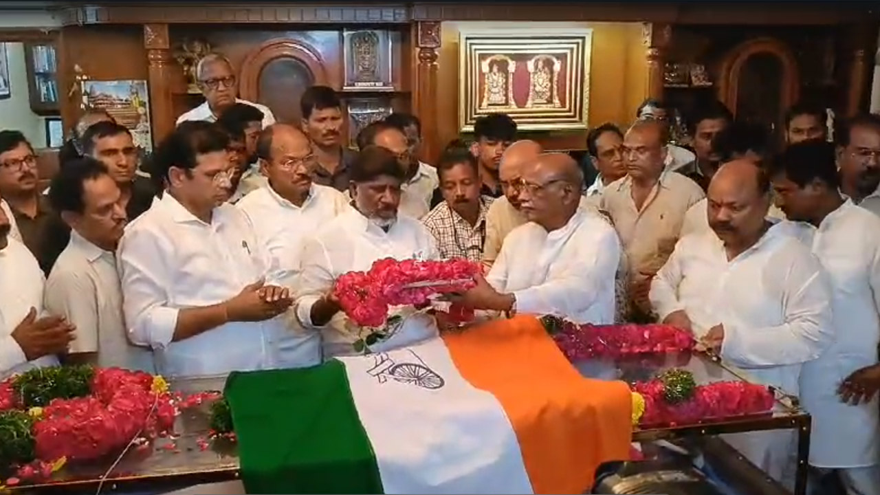 D. Srinivas : డీఎస్ పార్థీవదేహం వద్ద నివాళులు అర్పించిన డిప్యూటీ సీఎం భట్టి, మంత్రి శ్రీధర్‌ బాబు