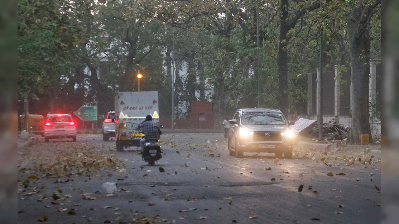 Delhi: ఢిల్లీలో ఒక్కసారిగా మారిన వాతావరణం.. దుమ్ము తుఫాను బీభత్సం