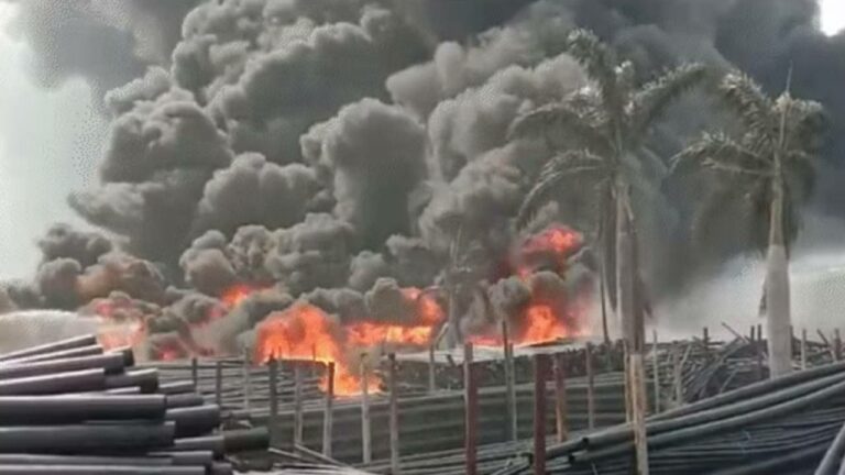 MP: పైపుల ఫ్యాక్టరీలో భారీ అగ్నిప్రమాదం.. 10 కి.మీ మేర వ్యాపించిన పొగలు