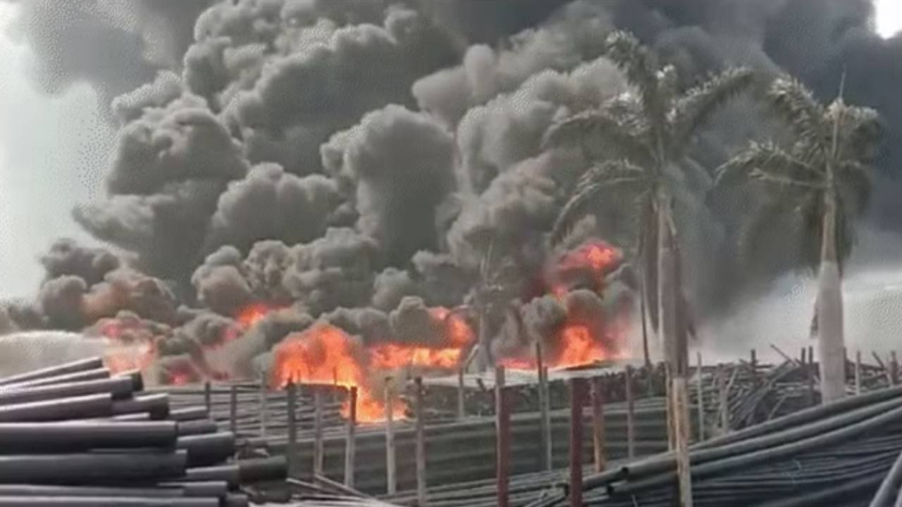 MP: పైపుల ఫ్యాక్టరీలో భారీ అగ్నిప్రమాదం.. 10 కి.మీ మేర వ్యాపించిన పొగలు