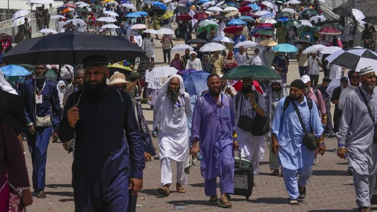 Hajj Pilgrims: నిప్పుల కొలిమిలా “హజ్ యాత్ర”.. 68 మంది భారతీయులతో పాటు 1000కి పైగా మృతి..
